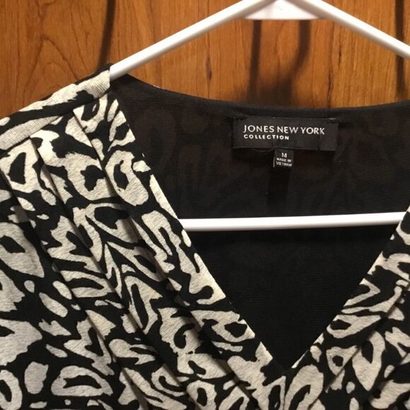 SALE. BUY 2/$30. Jones New York Women’s Size M 3/4 Sleeves Blouse - Picture 3 of 8